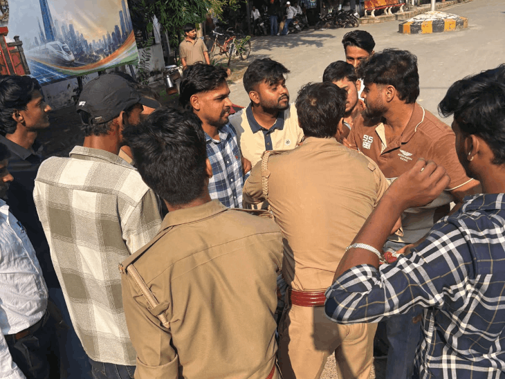 मुख्य चुनाव आयुक्त का पुतला फूंकने की कोशिश:पुलिस ने छीना; काशी विद्यापीठ में चुनावी प्रक्रिया के मुद्दों पर प्रदर्शन