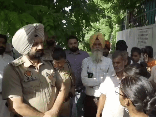 अमृतसर में 11वीं की छात्रा ने घर में किया सुसाइड:टीचरों पर प्रताड़ना का आरोप; परिजनों का प्रदर्शन; बोले-स्कूल से निकालने की दी धमकी