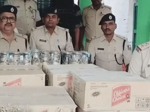 पूर्णिया- 453.7 लीटर विदेशी शराब के साथ ट्रक ड्राइवर गिरफ्तार:बंगाल से बिहार में खेप लाकर खपाने की थी प्लानिंग, सिंडिकेट खंगालने में जुटी पुलिस