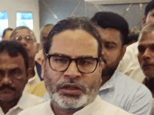 'करीबी मुकाबले में आयोग बीजेपी के साथ हो जाता है':प्रशांत किशोर का इलेक्शन कमीशन पर आरोप, पूछा- डेढ़ करोड़ महिलाओं को पैसे दिए गए, आयोग कहां था?