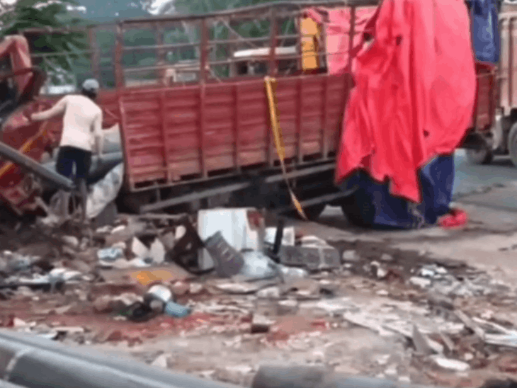 टायर फटते ही बेकाबू ट्रक दुकान में घुसा:NH-30 पर शुकुरपाल में हादसा,महिला और 2 बच्चे बाल-बाल बचे,दुकान को 1 लाख का नुकसान