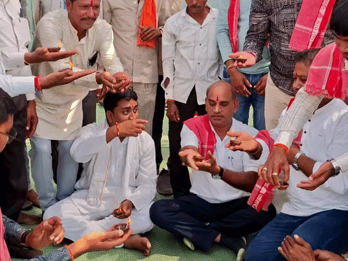 दुर्ग ग्रामीण में बिजली संकट पर विधायक के खिलाफ पुतला:स्मार्ट मीटर, बढ़े बिजली बिल और कटौती के मुद्दे पर 21 दीप जलाकर जताया विरोध