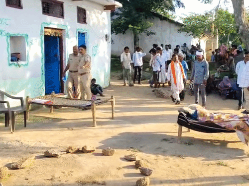 बेटे ने मां के सिर पर लट्ठ मारकर की हत्या:पत्नी के छोड़कर जाने से नाराज था बेटा, वारदात के बाद मौके से फरार हुआ आरोपी
