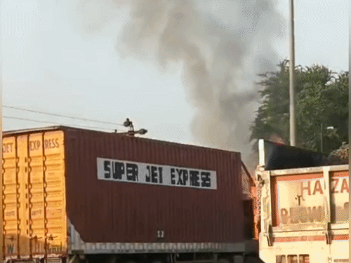 कंटेनर के केबिन में लगी भीषण आग:उडवारिया टोल प्लाजा के पास केबिन जलकर खाक, शॉर्ट सर्किट से हादसा