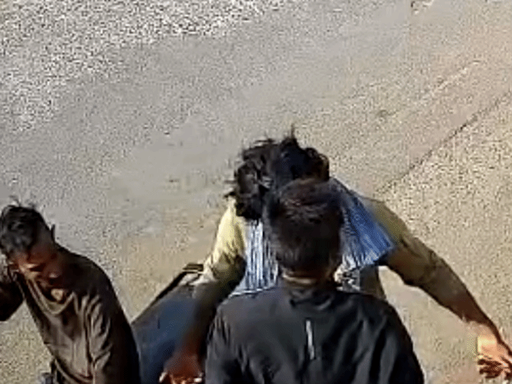 युवक को चाकू मारने का VIDEO सामने आया:दोस्त ने पेट और जांघ में किया था वार; टीआई बोले-100 रुपए के लिए हत्या, 2 आरोपी गिरफ्तार