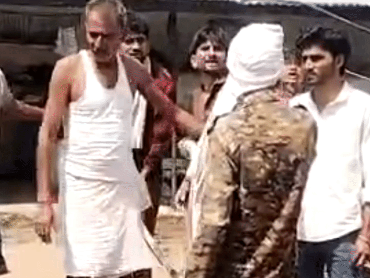अतिक्रमण हटाने पहुंची वन टीम को लाठी से पीटा:ग्रामीणों ने दो सरकारी वाहनों के कांच तोड़े; सुरक्षा गार्ड के हवाई फायर के बाद भीड़ हटी