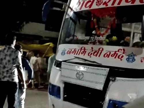 ओवरटेकिंग को लेकर दो बसों के कंडक्टर में मारपीट:नर्मदापुरम में 15 मिनट चलते रहे लात-घूंसे, कट मारने पर शुरू हुआ था विवाद