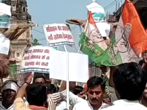 दतिया में मुख्य चुनाव आयुक्त के खिलाफ कांग्रेस का प्रदर्शन:पदयात्रा निकाली, वोट चोर, गद्दी छोड़ के नारे लगाए; CEC के पुतले जलाए; पुलिस से नोकझोंक