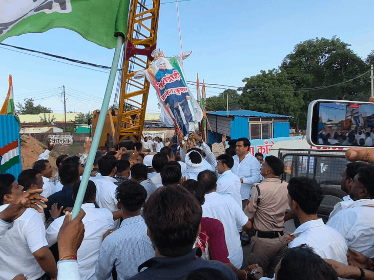 बैतूल में मुख्य चुनाव आयुक्त के खिलाफ कांग्रेस का प्रदर्शन:3 किमी लंबी रैली निकाली, CEC के पुतले को फांसी दी; इस्तीफे की मांग