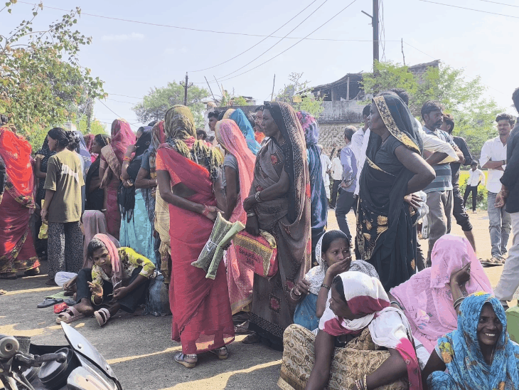 राशन न मिलने पर महिलाओं ने 7 घंटे किया चक्काजाम:तीन माह का राशन न मिलने पर भड़कीं, विधायक के आश्वासन के बाद खुला रास्ता