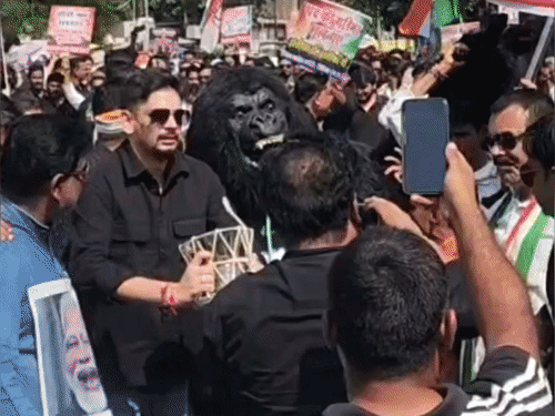 विदिशा में SIR के खिलाफ कांग्रेस का प्रदर्शन:कलेक्ट्रेट तक पैदल मार्च, पुलिस से धक्का-मुक्की, वॉटर कैनन चलाया; CEC के इस्तीफे की मांग
