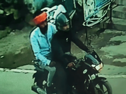 महिला से चेन स्नैचिंग,सोने का मंगलसूत्र लेकर भागे:रायगढ़ में बाइक सवार युवकों ने की वारदात; CCTV फुटेज के आधार पर तलाश में जुटी पुलिस