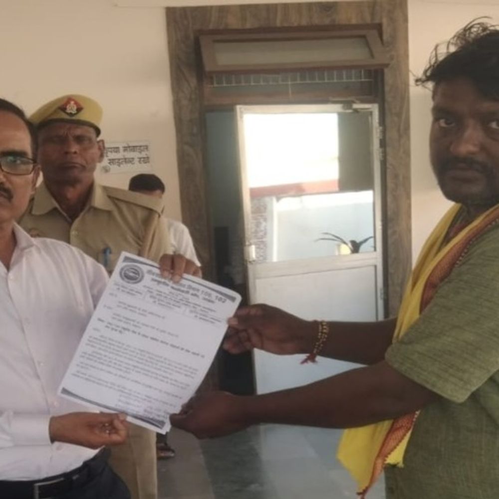 एंबुलेंस कर्मचारियों ने 9000 बर्खास्त कर्मचारियों की बहाली की मांग:सुल्तानपुर में 108, 102 एंबुलेंस कर्मचारी संघ ने सीएम और स्वास्थ्य मंत्री को भेजा ज्ञापन