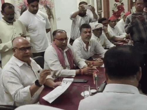 सपा नेता बोले-आश्वासन नहीं, जमीन पर काम दिखने चाहिए:आगरा नगर आयुक्त से मिला प्रतिनिधिमंडल, तीखी बहस