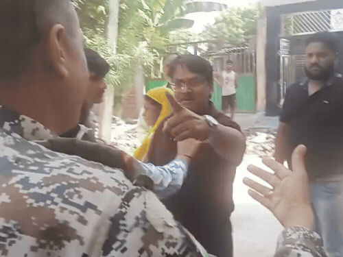 आगरा में विरोध के बीच चला बुलडोजर, पक्का चबूतरा ध्वस्त:उखर्रा में नगर निगम ने चलाया अभियान, सड़क घेरकर किया अतिक्रमण