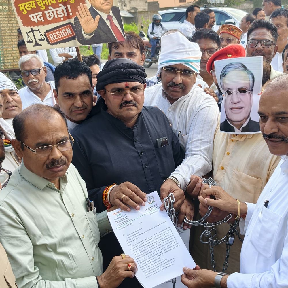 हरदा में मुख्य चुनाव आयुक्त के खिलाफ कांग्रेस का प्रदर्शन:बेड़ियों में CEC का पुतला बांधकर मार्च, हटाने की मांग; राष्ट्रपति के नाम ज्ञापन सौंपा