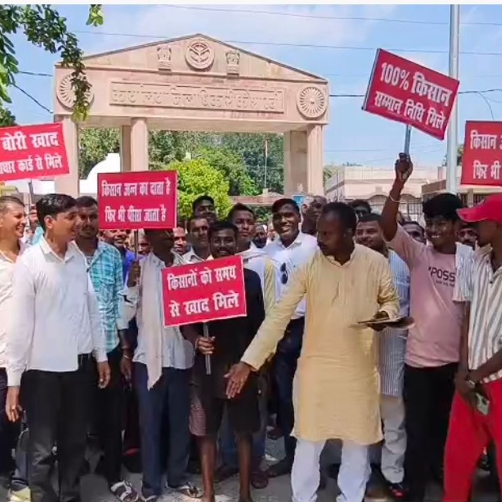 फसल नुकसान के सर्वे और मुआवजे की मांग:कौशांबी में किसानों का प्रदर्शन, जिला मुख्यालय पहुंचे किसान