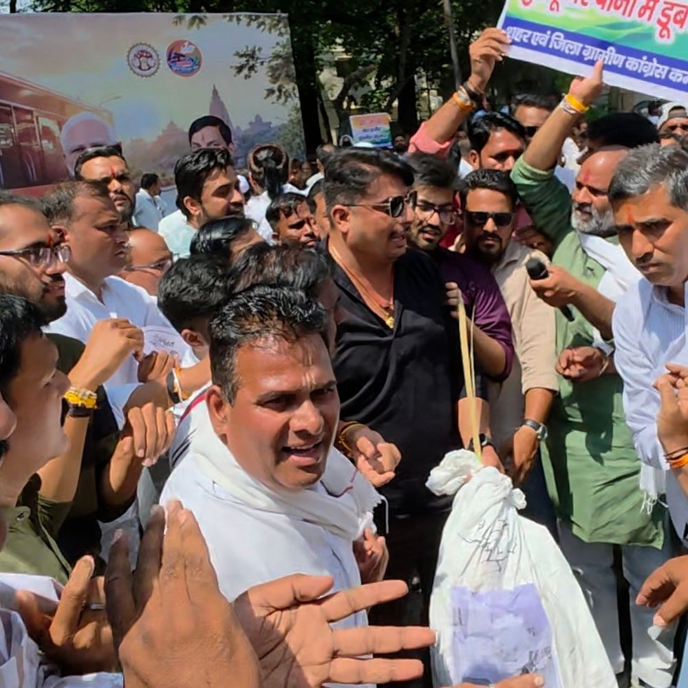 उज्जैन में कांग्रेस का प्रदर्शन, CEC का पुतला जलाया:रैली निकालकर कलेक्ट्रेट पहुंचे कार्यकर्ता, बैरिकेडिंग हटाकर की नारेबाजी