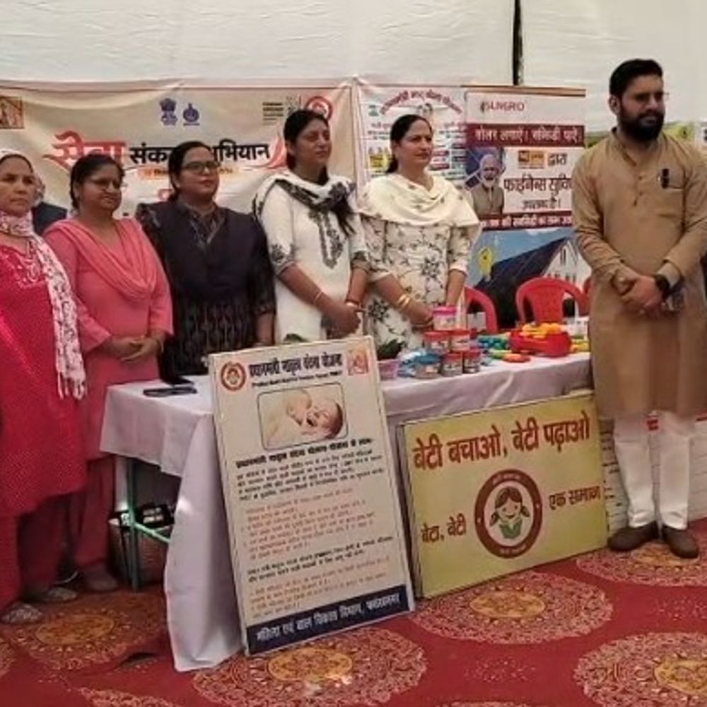 फर्रुखनगर में बहुउद्देशीय शिविर में दूर की ग्रामीणों की समस्याएं:सरकारी विभागों ने लगाए स्टॉल, योजनाओं की जानकारी दी, भाजपा नेता ने लिया जायजा