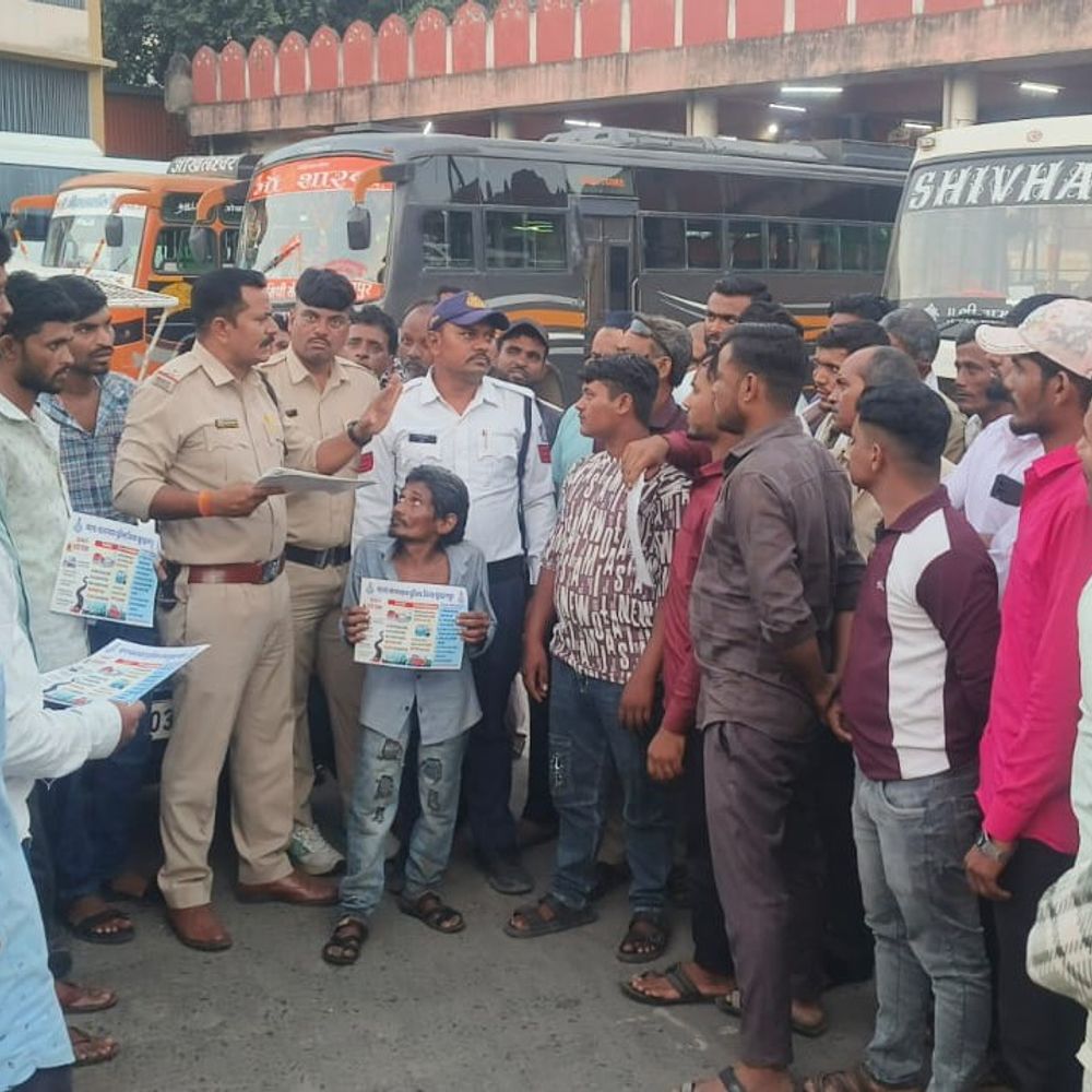सड़क हादसे रोकने के लिए बुरहानपुर में जागरुकता अभियान:बाइक, बस-ऑटो चालकों को हेलमेट, सीट बेल्ट के बारे में बताया, 10 दिन चलेगा अभियान