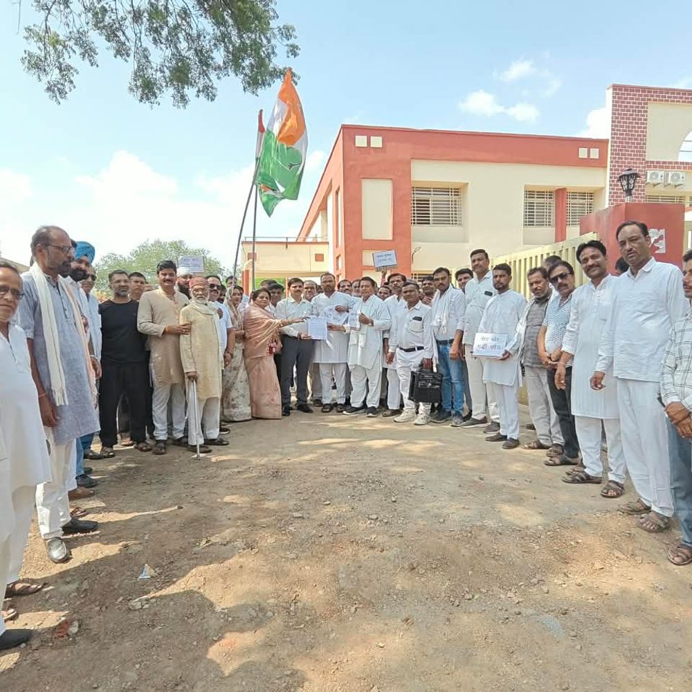 अशोकनगर में निर्वाचन आयुक्त के इस्तीफे की मांग:कांग्रेस ने गांधी पार्क से निर्वाचन कार्यालय तक मार्च निकाला