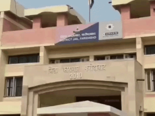 फरीदाबाद जेल में साथी कैदी से की कुकर्म का प्रयास:53 मुकदमों में शामिल खूंखार कैदी पर आरोप, बाथरूम में ले जाकर की गंदी हरकत