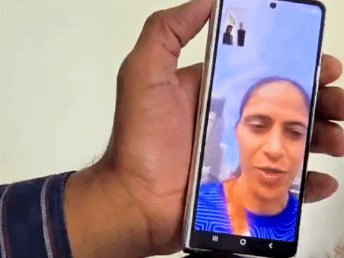 ‘लड़कों से बात करती है, गलत जा रही है’:घरवालों ने खेल छुड़वाया, कोच के जूते पहनकर भी दौड़ीं; जानें गोल्ड मेडलिस्ट किरण की कहानी