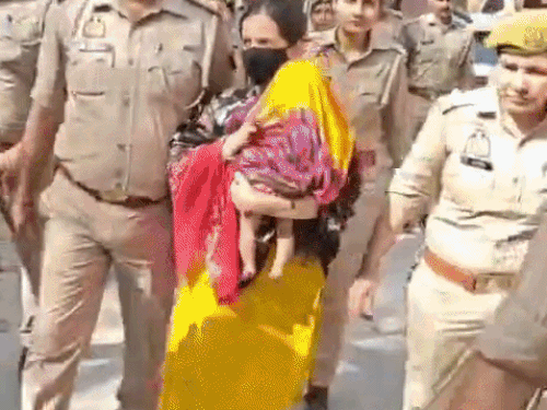 सुनवाई के बाद मायूस दिखे सौरभ के परिजन:नीले ड्रम हत्याकांड में मुस्कान साहिल दोषी करार, मां बोली- सजा होने तक संघर्ष जारी रहेगा