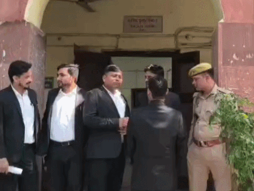 नीला ड्रम केस, सौरभ का परिवार बोला-दोनों को फांसी हो:मुस्कान के पिता ने बात करने से किया इनकार, पड़ोसियों ने भी कड़ी सजा की मांग की