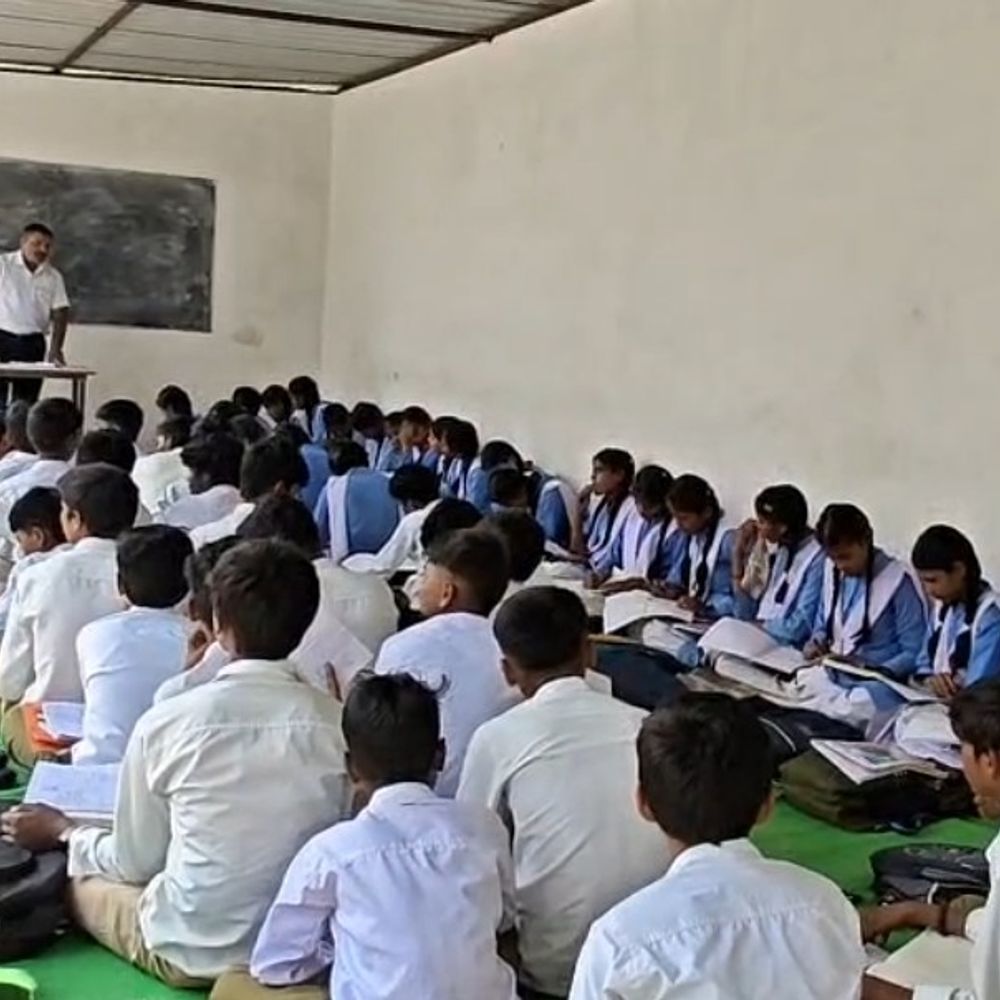 चिल्हारी स्कूल में 374 बच्चों के लिए सिर्फ 3 कमरे:बच्चे पेड़ के नीचे पढ़ने को मजबूर; 8 साल पहले मिला था हायर सेकेंडरी का दर्जा