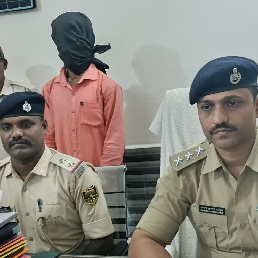 खगड़िया में भूसे के ढेर में छिपाई देसी राइफल मिली:वर्चस्व दिखाने के लिए रखता था हथियार, पौरा पुलिस ने धर दबोचा