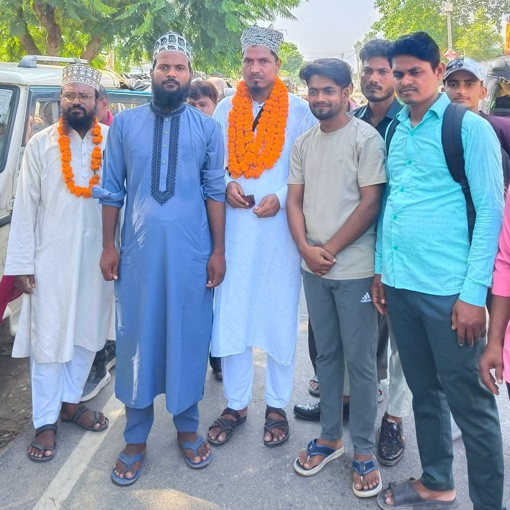 डुमरियागंज से उमरा के लिए रवाना अकीकतमंद:ग्रामीणों ने नात शरीफ और दुआओं के साथ दी विदाई