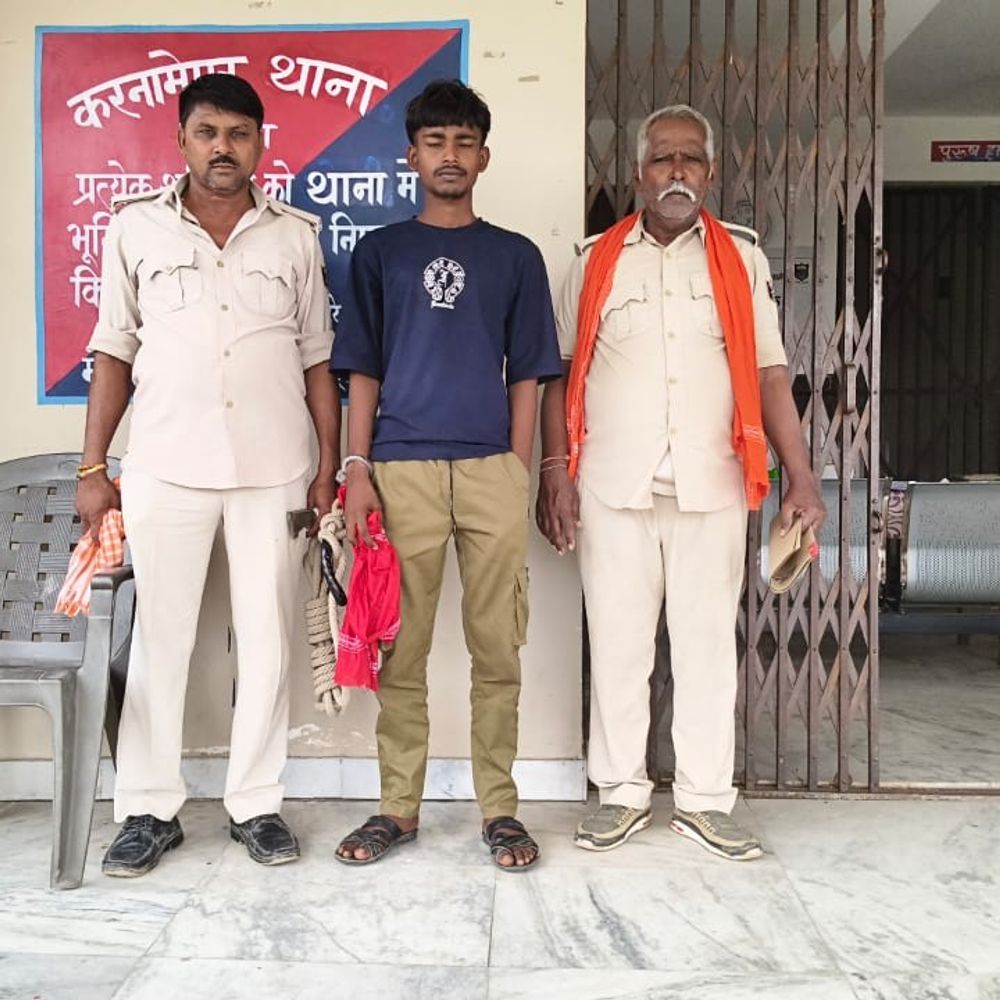 करनामेपुर में 315 बोतल अंग्रेजी शराब के साथ तस्कर पकड़ाया:पुलिस ने बाइक और दो मोबाइल भी जब्त किए, न्यायिक हिरासत में भेजा गया