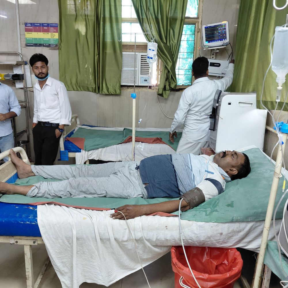पल्ला चौकी के हेड कांस्टेबल की तबीयत बिगड़ी:फर्रुखाबाद में लोहिया अस्पताल में भर्ती, चिकित्सकों की देख रेख में चल रहा उपचार