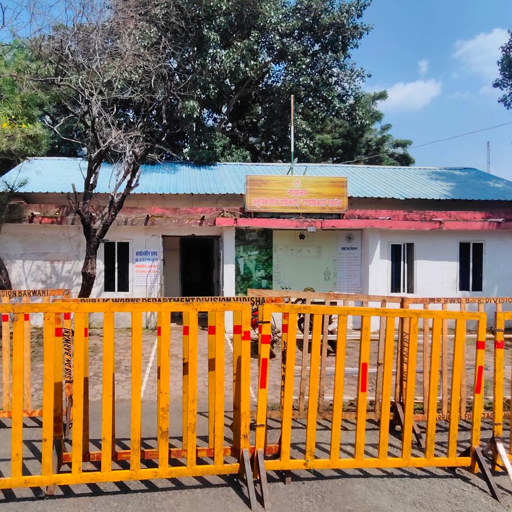 रायसेन एसडीएम कार्यालय में धरना-प्रदर्शन पर प्रतिबंध:5 से ज्यादा लोगों के जुटने पर लेनी होगी अनुमति, लाउडस्पीकर पर भी रोक