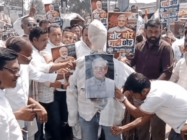 बुरहानपुर में ‘वोट चोरी’ के मुद्दे पर कांग्रेस का प्रदर्शन:पुतला दहन को लेकर शहर-ग्रामीण संगठन आमने-सामने, ग्रामीण कांग्रेस ने पोस्ट ऑफिस के पास जलाया पुतला