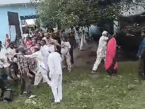 अमरोहा में दहेज विवाद में मायके वालों को पीटा:गजरौला में रेलवे ट्रैक पर पत्थरबाजी, 6 घायल; 12 नामजद पर केस दर्ज