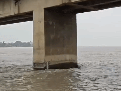 सरयू नदी खतरे के निशान से 55 सेमी ऊपर:दोहरीघाट में मल्लाह टोला तक पहुंचा बाढ़ का पानी, प्रशासन अलर्ट