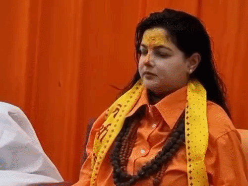 महाकुंभ में बनी थीं महामंडलेश्वर, अब ग्लैमर अवतार में ममता-कुलकर्णी:जयपुर फिल्म फेस्टिवल में पुराने गानों पर नाचते नजर आई, वेस्टर्न लुक वायरल