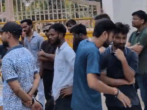 LU न्यू कैंपस में अच्छे खाने के लिए प्रदर्शन:छात्रों ने गेट बंदकर प्रदर्शन किया, नारेबाजी; प्रॉक्टोरियल टीम से नोकझोंक