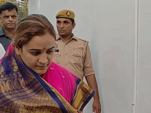 सैफई में अपर्णा यादव ने कुलदेवी के दर्शन-पूजन की:बोलीं- पार्टी जहां से निर्देश देगी, वहीं से 2027 में चुनाव लड़ूंगी
