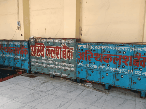 कई पितृपक्ष गुजरे, अपनों की राह देख रहीं अस्थियां:कानपुर में अस्थि कलश बैंक के लॉकर में रखी हैं, सालों से विसर्जन का इंतजार