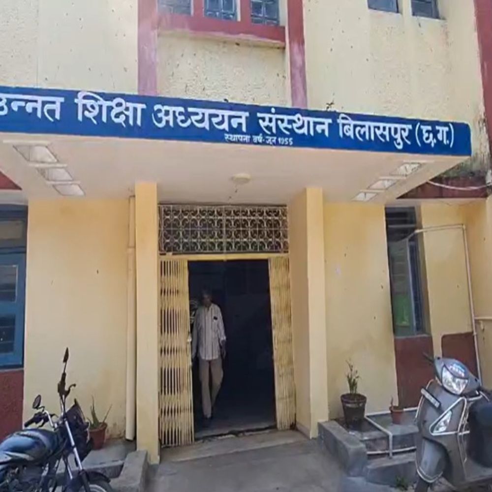 रिटायर्ड-प्रिसिंपल के फर्जी हस्ताक्षर से कराया पांच प्राध्यापकों का ट्रांसफर:बिलासपुर के PGBT-कॉलेज के कर्मचारियों ने कूटरचना कर DPI भेजा प्रस्ताव, प्राचार्य की शिकायत पर खुला फर्जीवाड़ा
