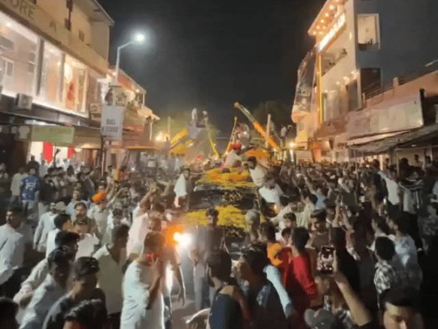 विधायक रविंद्र सिंह भाटी की EWS सरलीकरण यात्रा जोधपुर पहुंची:युवाओं ने जेसीबी से फूलों की बरसात कर किया स्वागत; नियमों में बदलाव की मांग