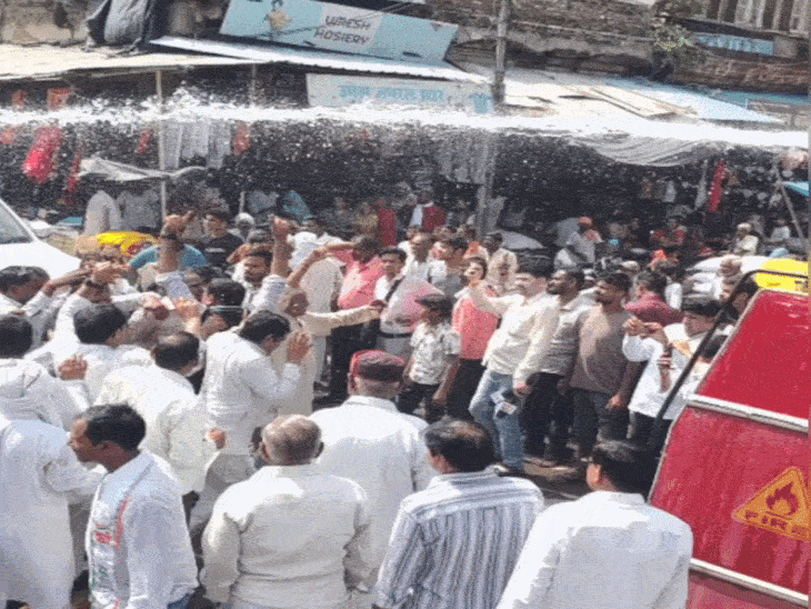 भिंड में SIR को लेकर कांग्रेस का प्रदर्शन:पुतले को लेकर हुई खींचतान, वॉटर कैनन भी छोड़ा, अध्यक्ष बोले- वोटर लिस्ट में कटे हुए नाम जोड़े