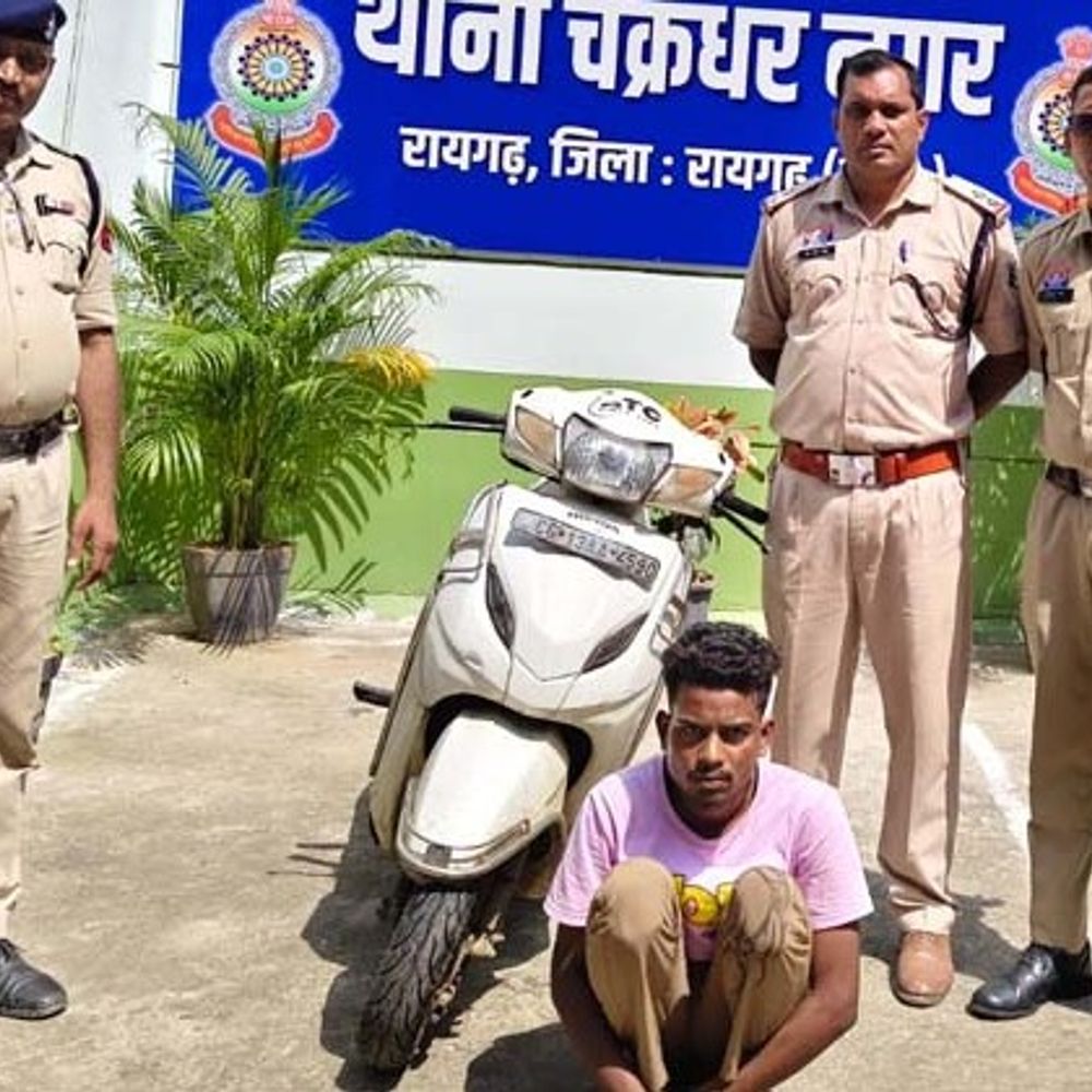 रायगढ़ में नाबालिग के साथ दुष्कर्म:मोबाइल गिरवी रखकर स्कूटी से नाबालिग को ओड़िशा ले गया, इंस्टाग्राम से हुई थी पहचान, आरोपी गिरफ्तार