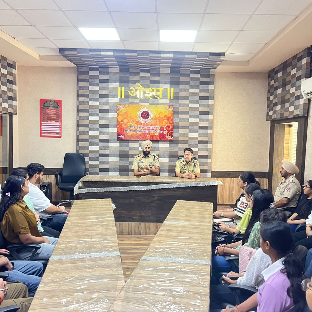 एलपीयू घटना के बाद अमृतसर के कॉलेजों में युवाओं को समझाने पहुंची पुलिस