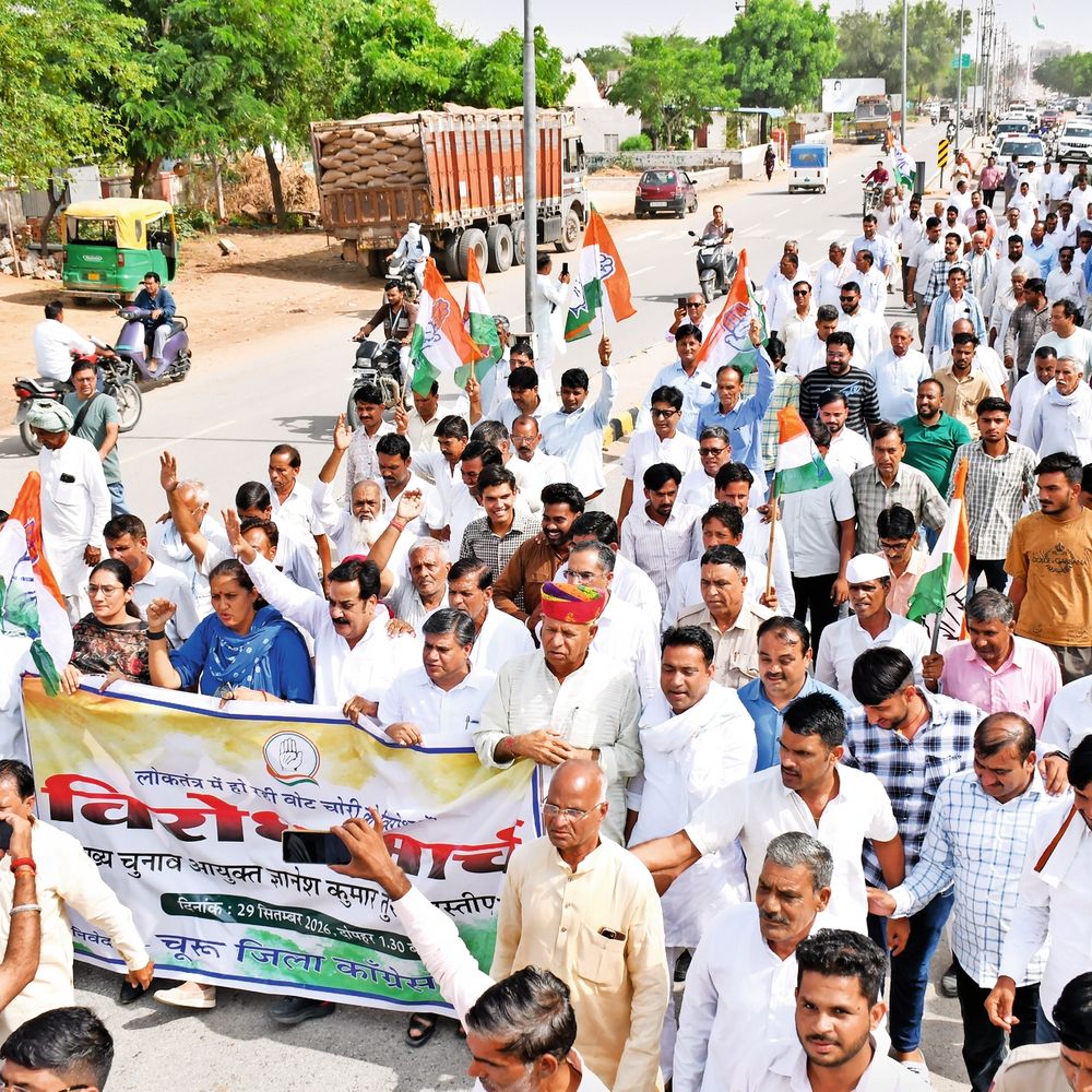चूरू में कांग्रेस का प्रदर्शन; विरोध मार्च निकाला, मुख्य निर्वाचन आयुक्त का पुतला जलाकर इस्तीफा मांगा
