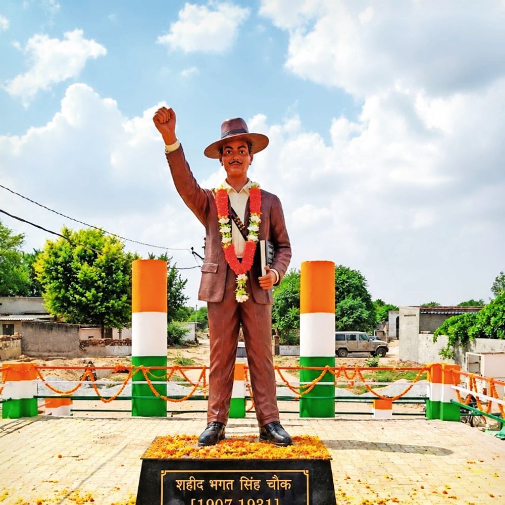 जर्जर कुएं की जगह अब शहीद भगतसिंह चौक, युवाओं ने प्रतिमा की स्थापना की