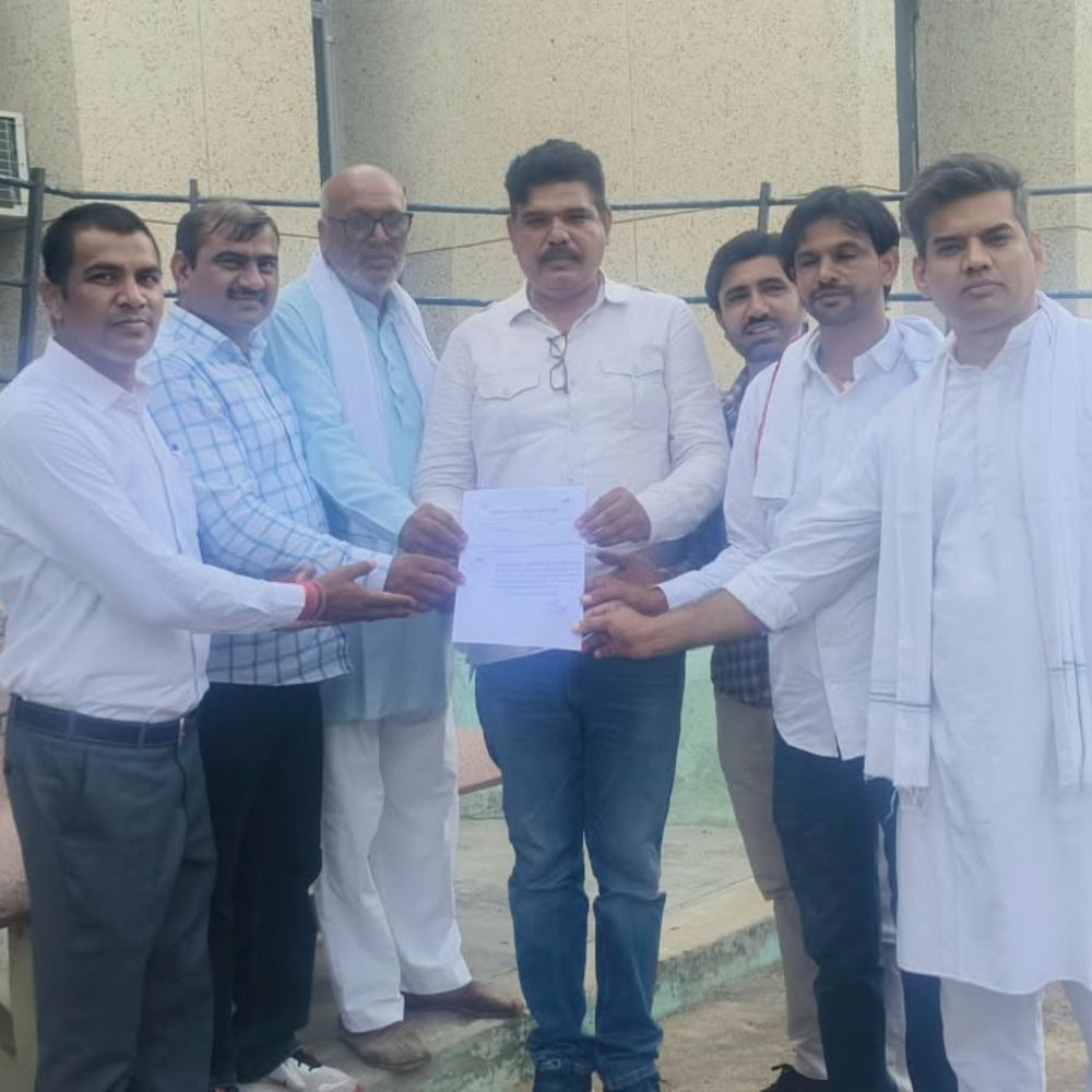 पेयजल सप्लाई नियमित करने की मांग को लेकर ज्ञापन दिया